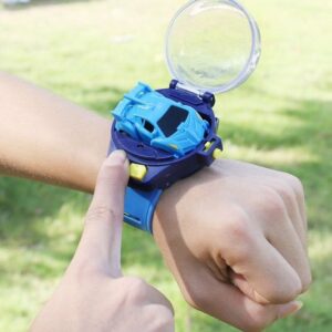 Un ceas cu o mașină cu telecomandă